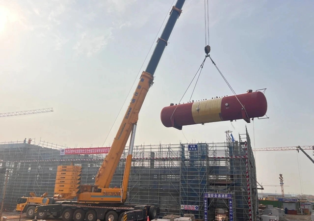 首臺(tái)大型設(shè)備“落戶”，氯堿新能源項(xiàng)目吹響工程設(shè)備安裝新號(hào)角！(圖1)