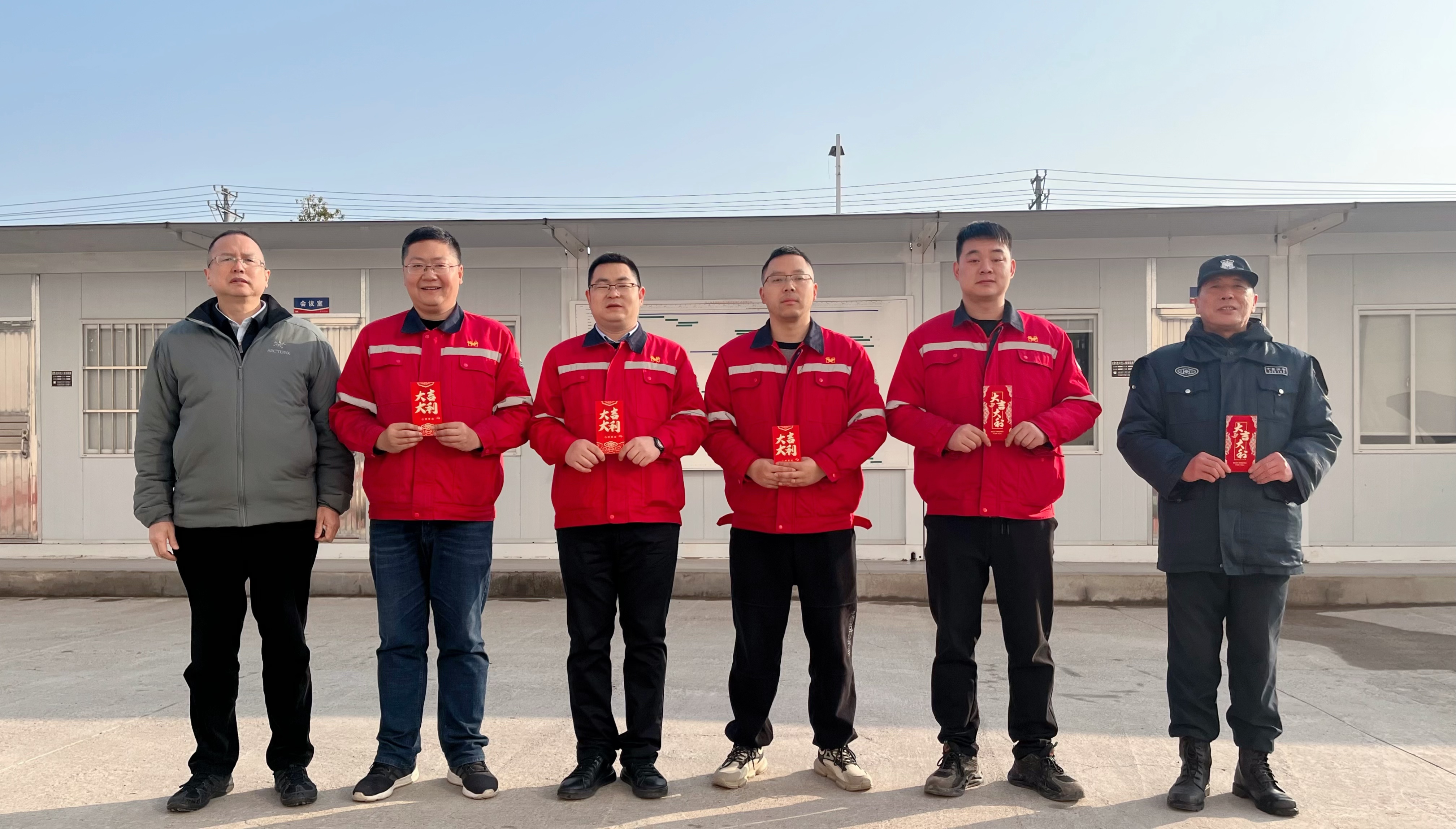 化機(jī)公司黨委書記、董事長(zhǎng)、總經(jīng)理?xiàng)钪袧傻巾?xiàng)目現(xiàn)場(chǎng)走訪慰問(圖2)