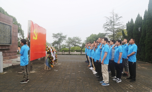 集團(tuán)組織優(yōu)秀班組長開展“三個(gè)一”活動